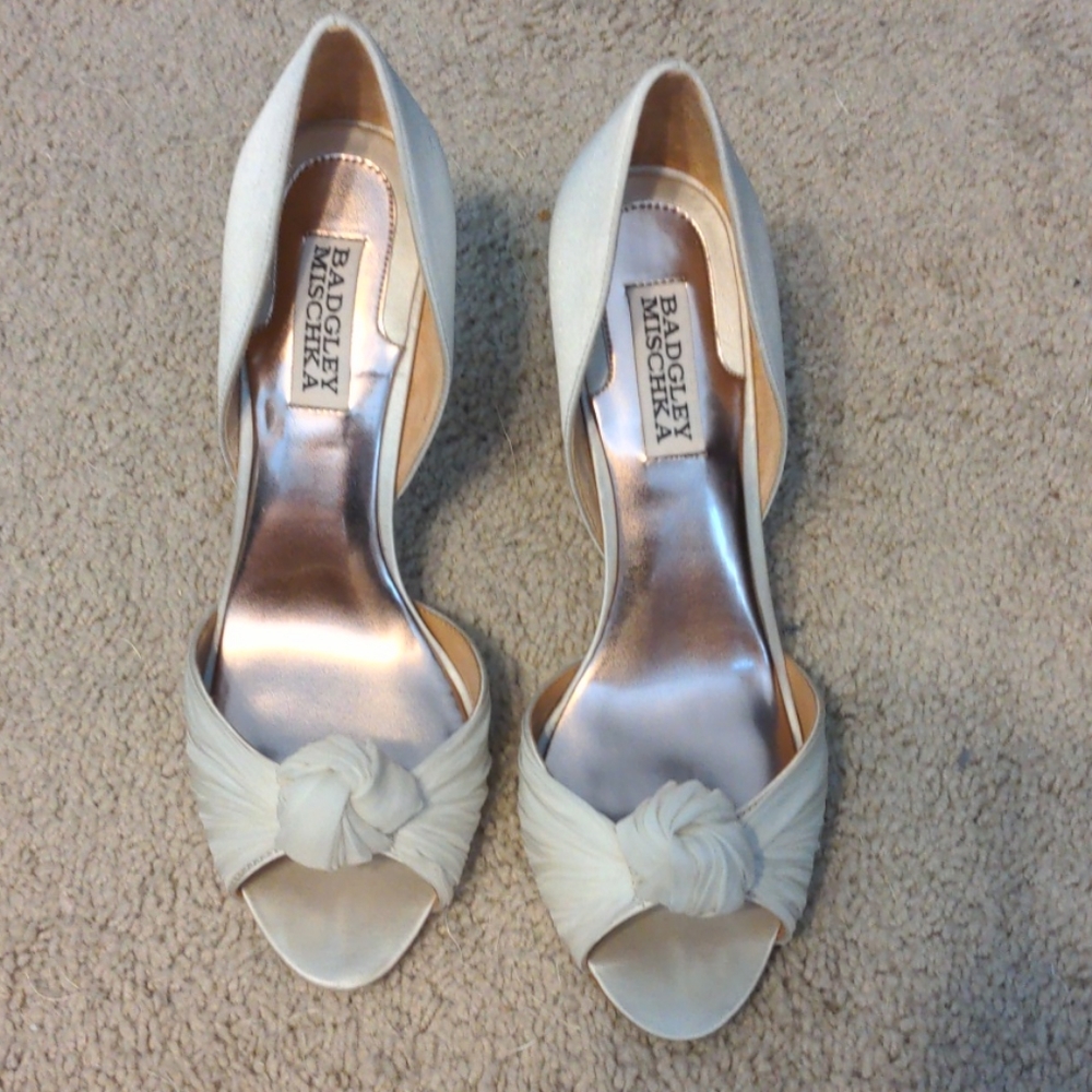 GUC Badgley Mischka Musica Knotted d'Orsay Pump